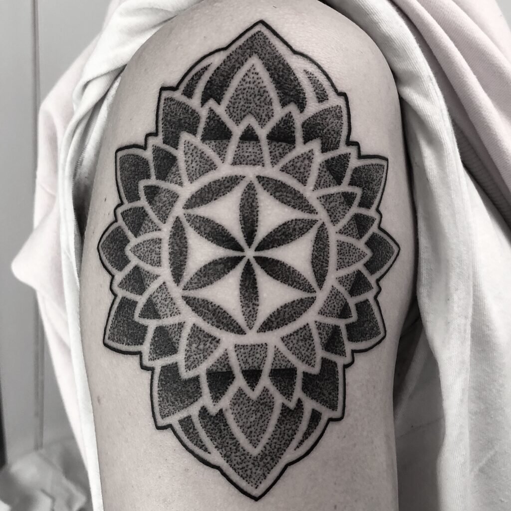 tattoo-geometrico-ornamental-negro-hombro