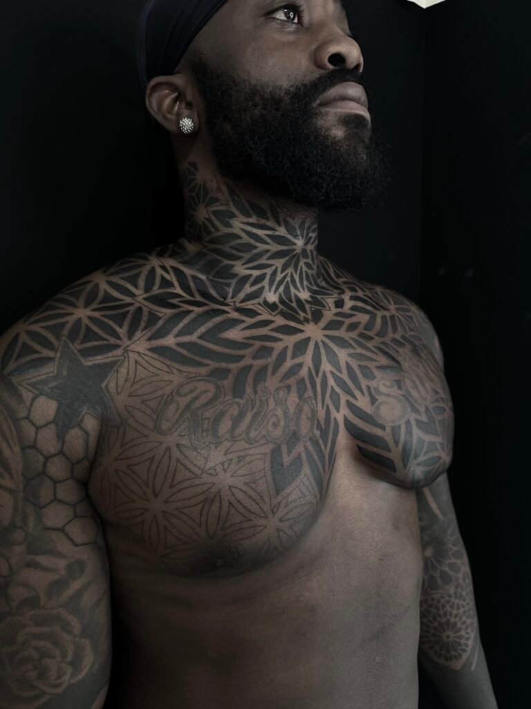 tattoo-geometrico-ornamental-pecho