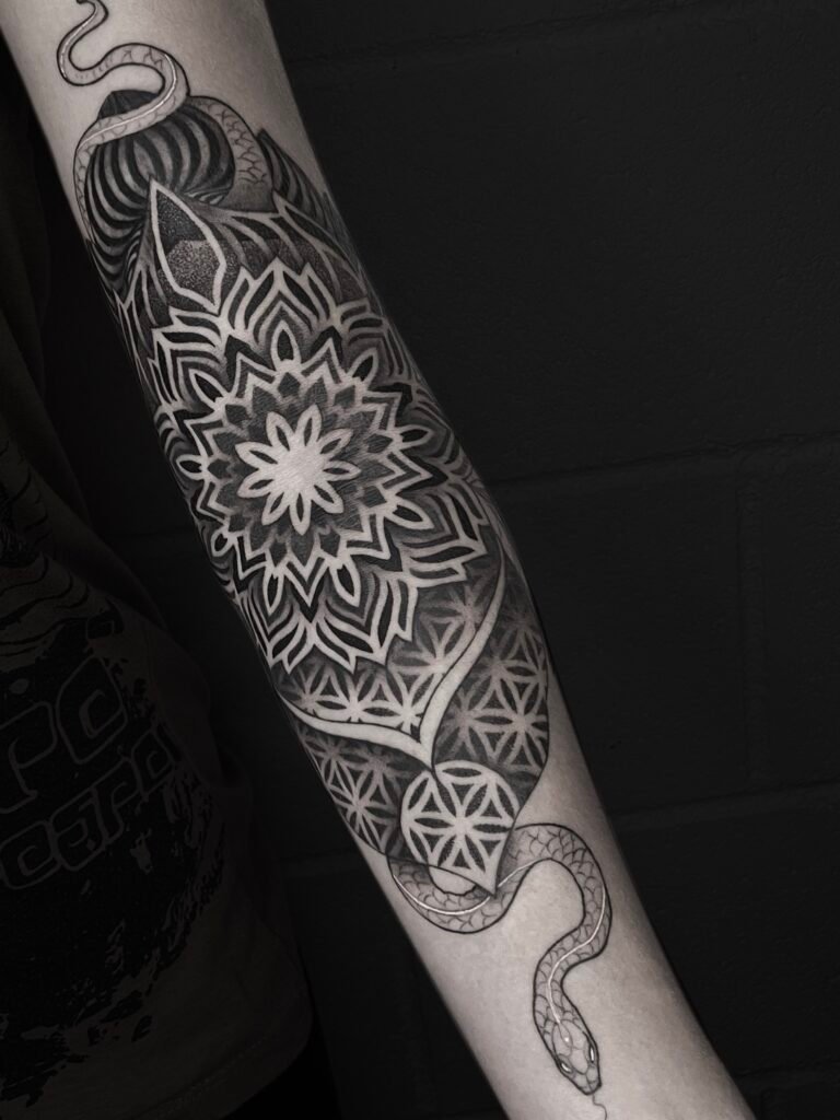 tattoo-geometrico-ornamental-serpiente