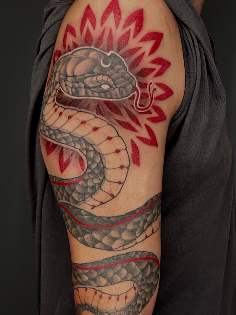 tattoo-geometrico-ornamental-serpinte-negro-rojo-colores