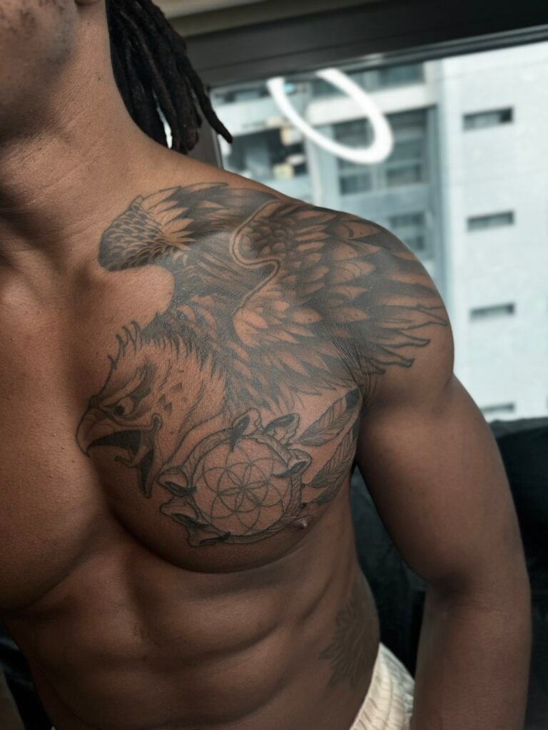 tattoo-illustrativo-agila-pecho