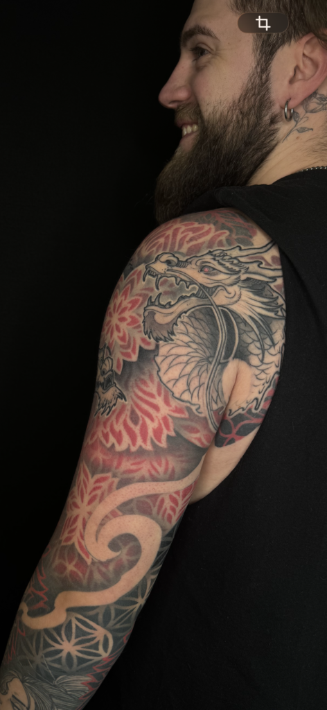 tattoo-japones-dibujo-manga-negro-y-rojo-mandala