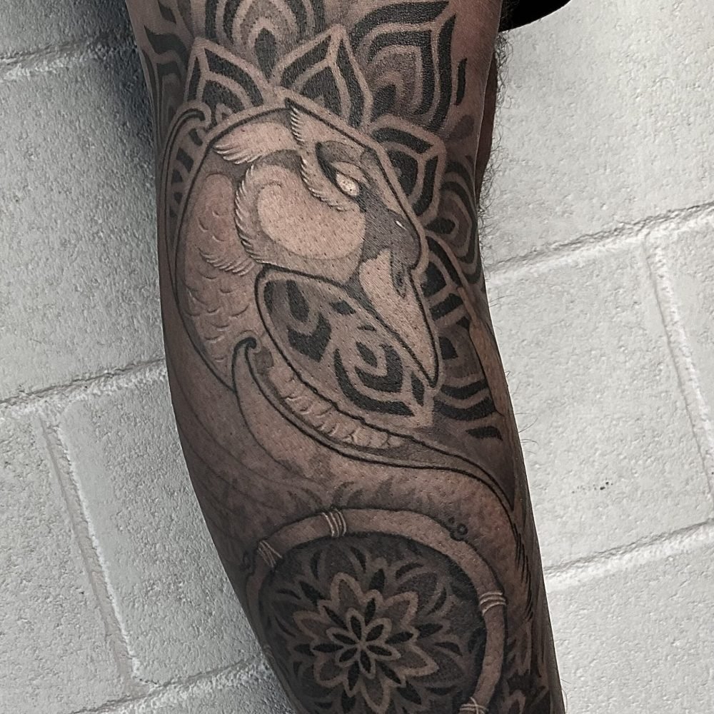 tattoo-geometrico-ornamental-simbolo-negro-ave