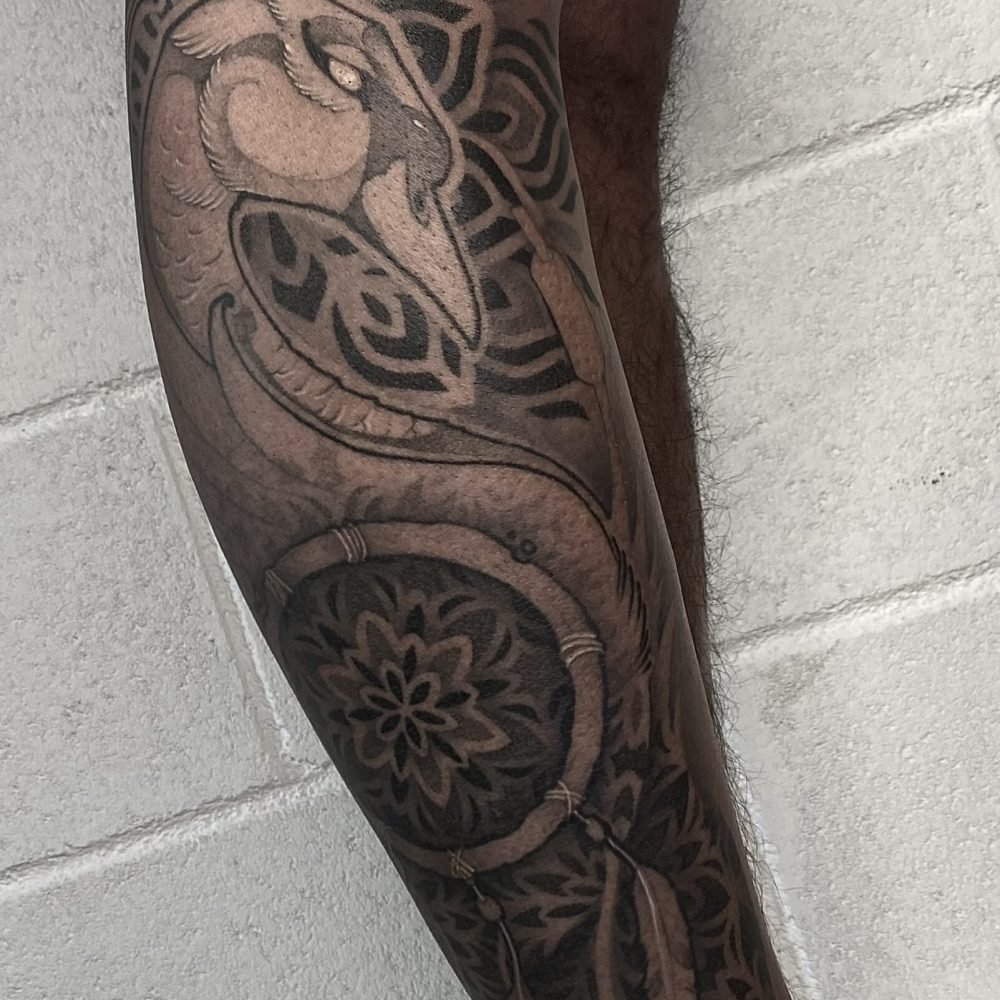 tattoo-geometrico-ornamental-simbolo-negro-mas-ave